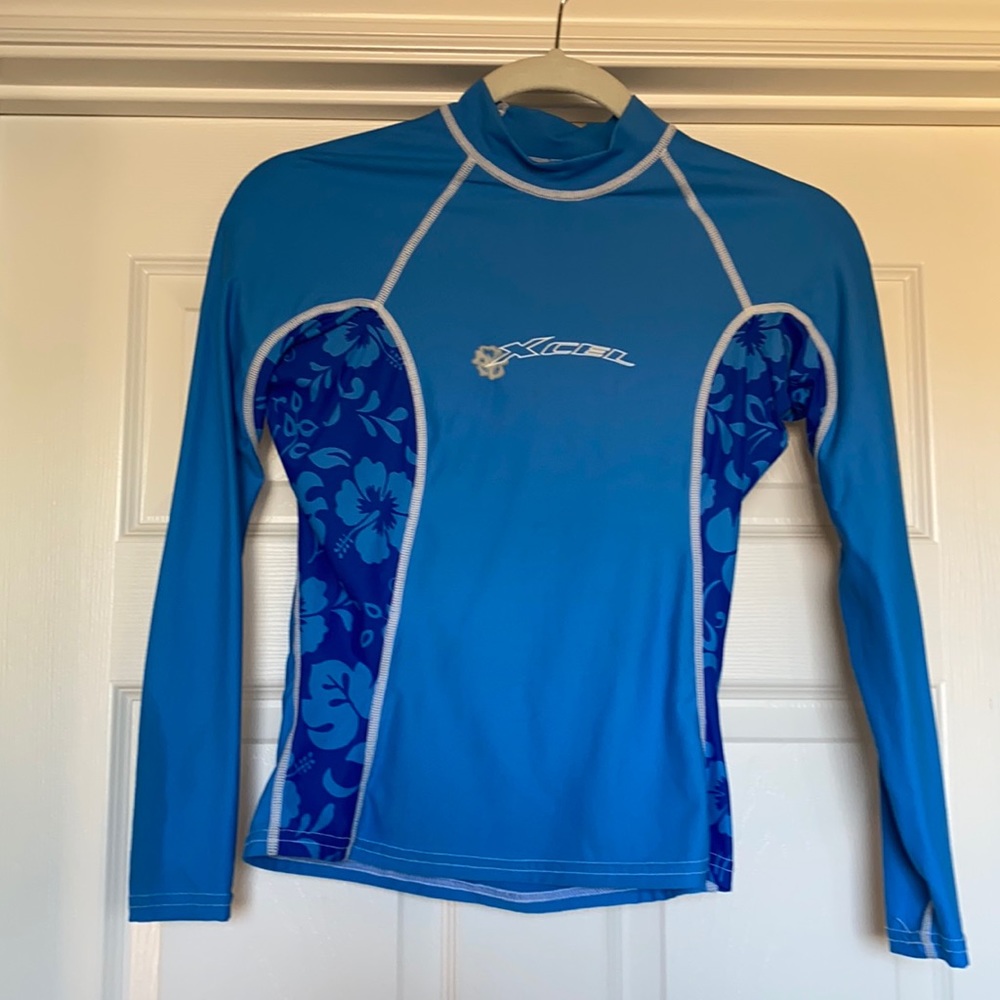 XCEL Hawaii Girls rashguard. Size 6. Very good condition. Size 6
